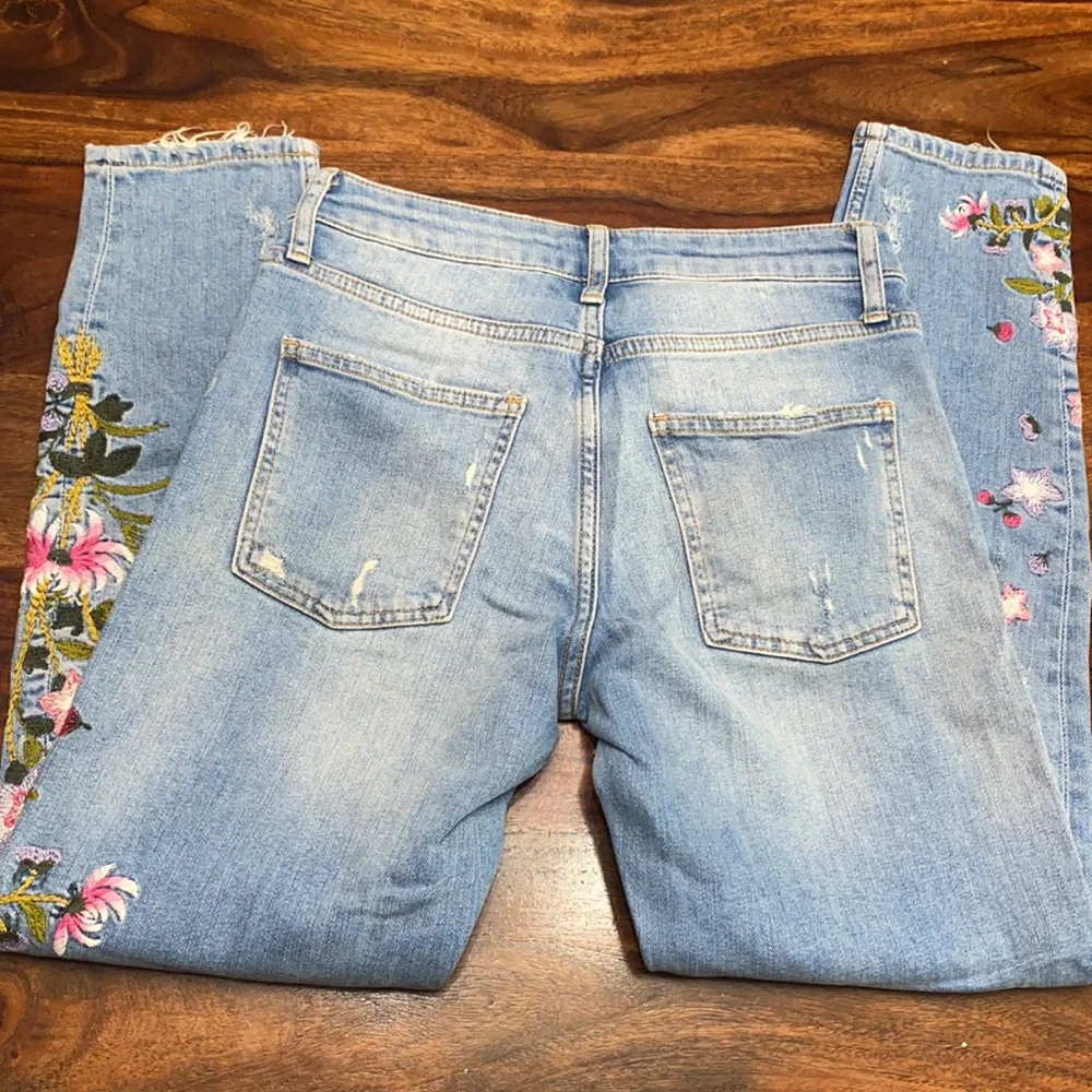 Zara Lightwash Distressed Floral Embroidered Jeans - Picture 8 of 9